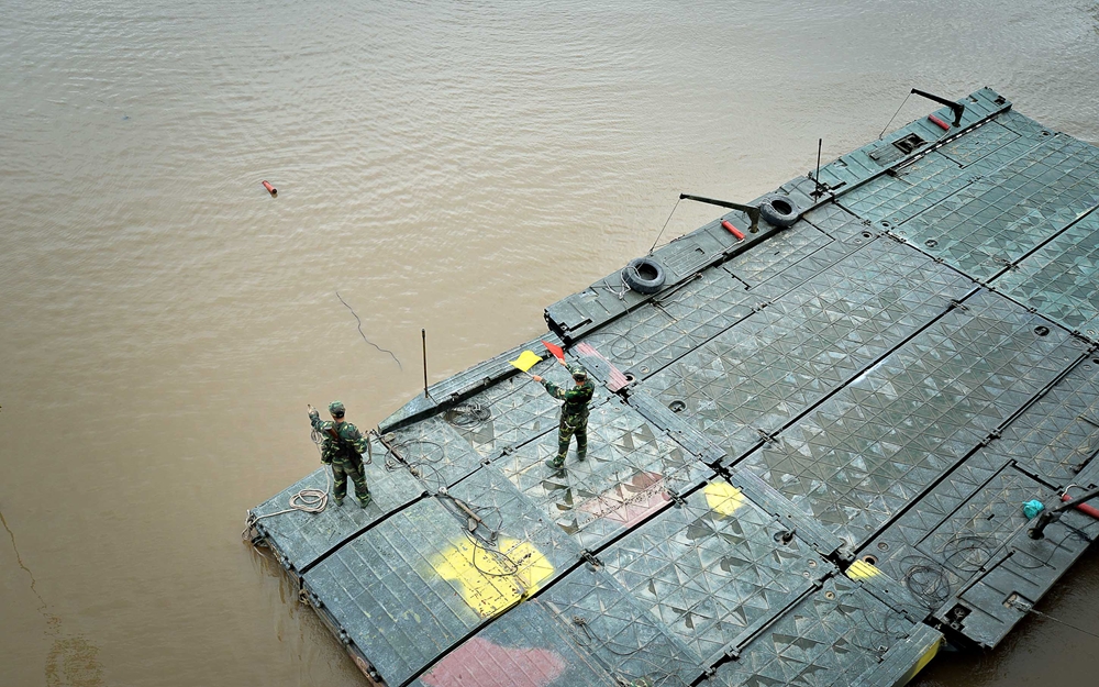 Mỗi bộ cầu phao PMP gồm nhiều đốt cầu.